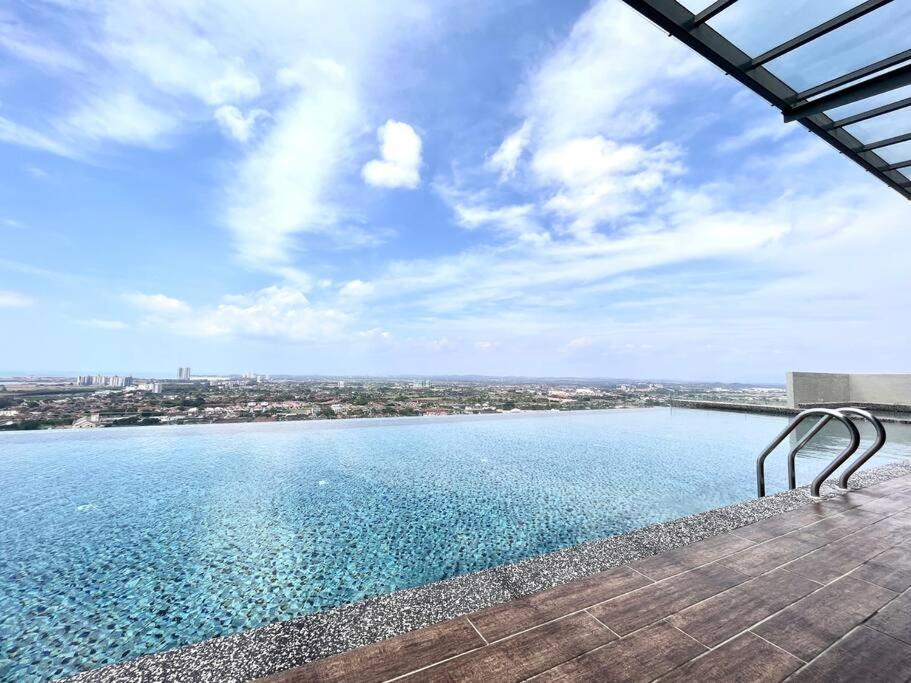 Ins @ The Quartz Residence-infinity Pool